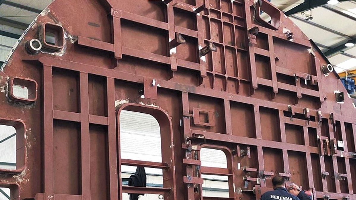 Una de las placas de submarinos S 80 que se fabrican en la compañía Herjimar.