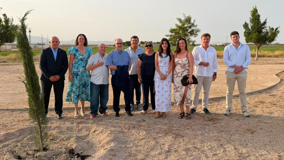 Autoridades municipales con Carmelo Trenado en la tradicional plantación del ciprés.