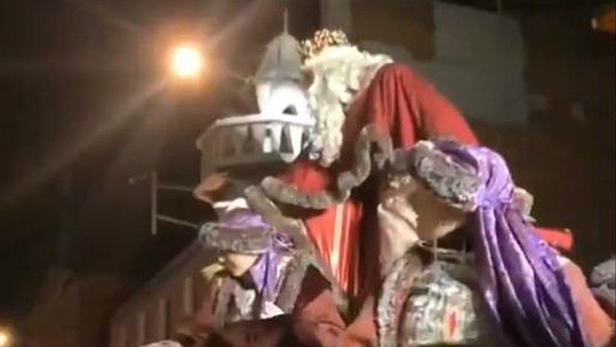 El rey Melchor de la cabalgata de Terrassa del 5 de enero del 2020, que ha arrojado caramelos de forma violenta contra los asistentes al desfile