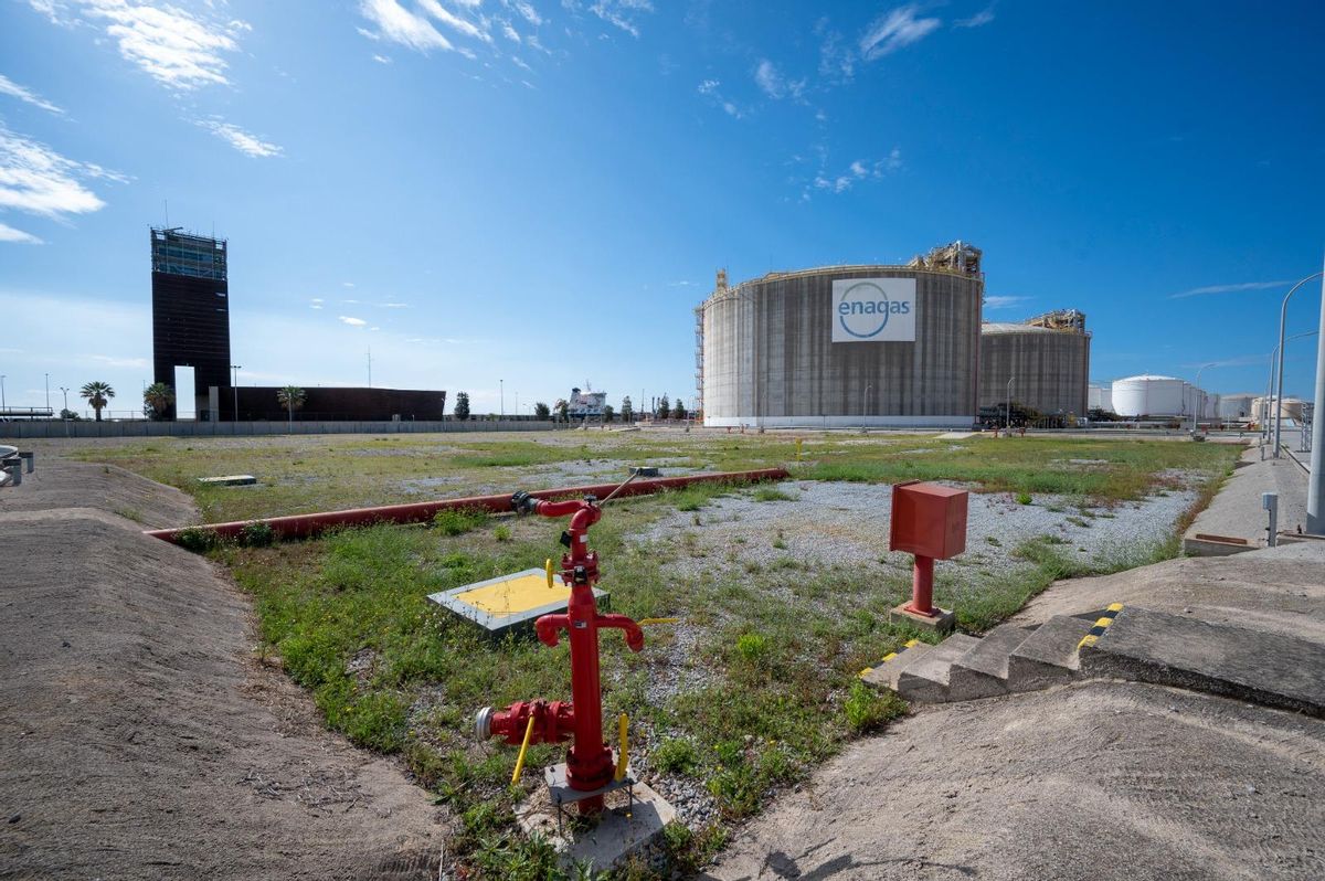 Área del Moll de lEnergia, en las instalaciones de la empresa Enagas, donde se conectará el hidroducto H2Med, que unirá Barcelona y Marsella. Área del Moll de lEnergia, en las instalaciones de la empresa Enagas, donde se conectará el hidroducto H2Med, que unirá Barcelona y Marsella.