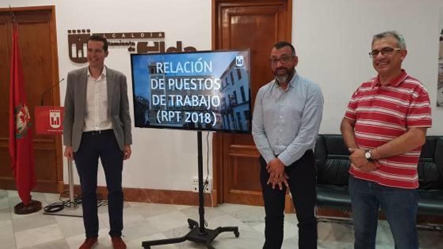 El alcalde y el concejal de Recursos Humanos de Elda presentaron ayer la RPT municipal.