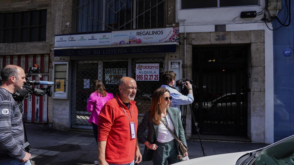 El portal de la vivienda en la que vivía la mujer.