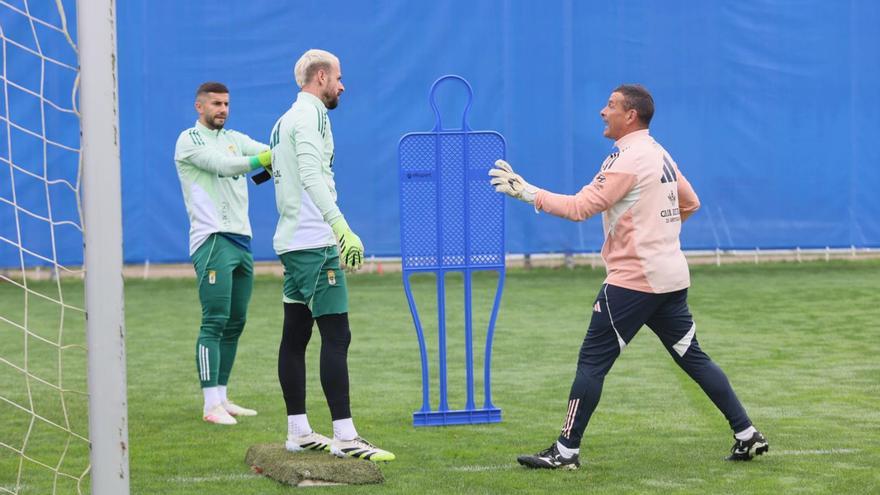 Aarón detiene el penalti ante el Rayo en el Tartiere. | MIKI LÓPEZ