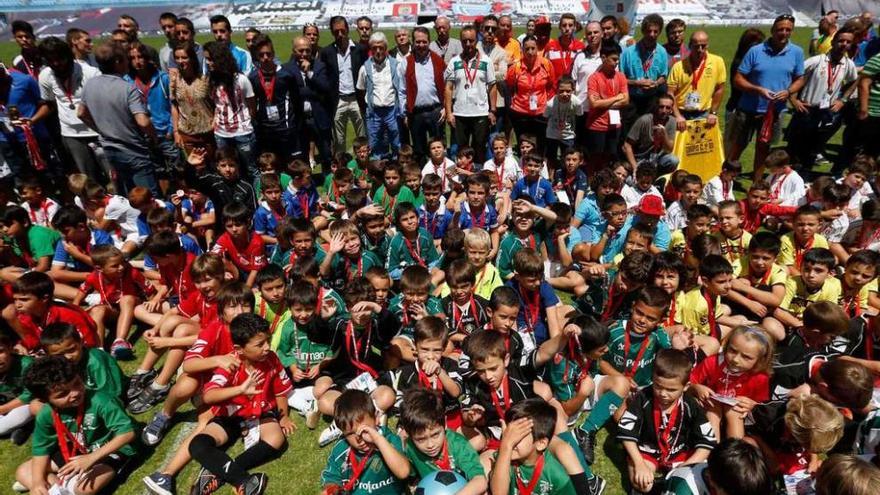 Futbolistas, técnicos, árbitros y organizadores, en la entrega de trofeos de la pasada edición de la Vigo Cup. // Ricardo Grobas