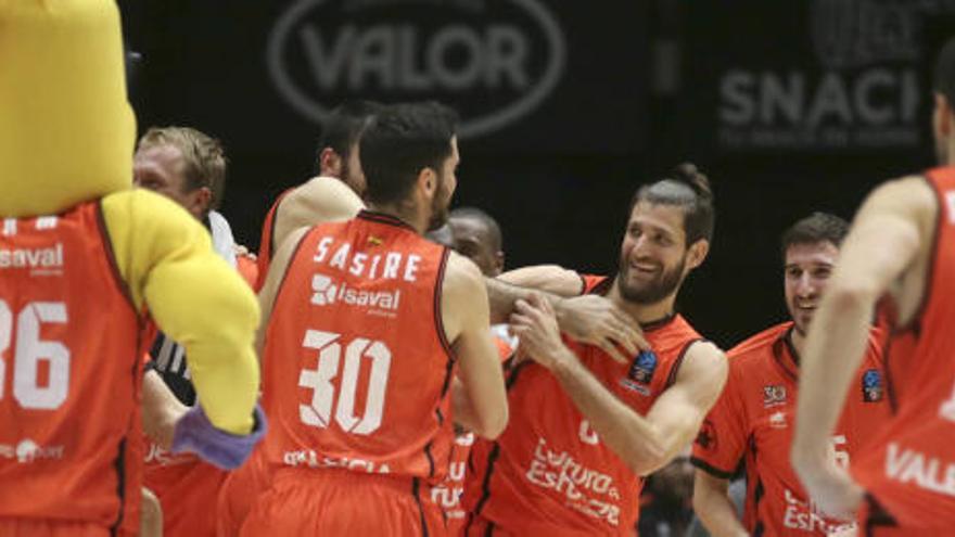 Celebración de los jugadores taronja.