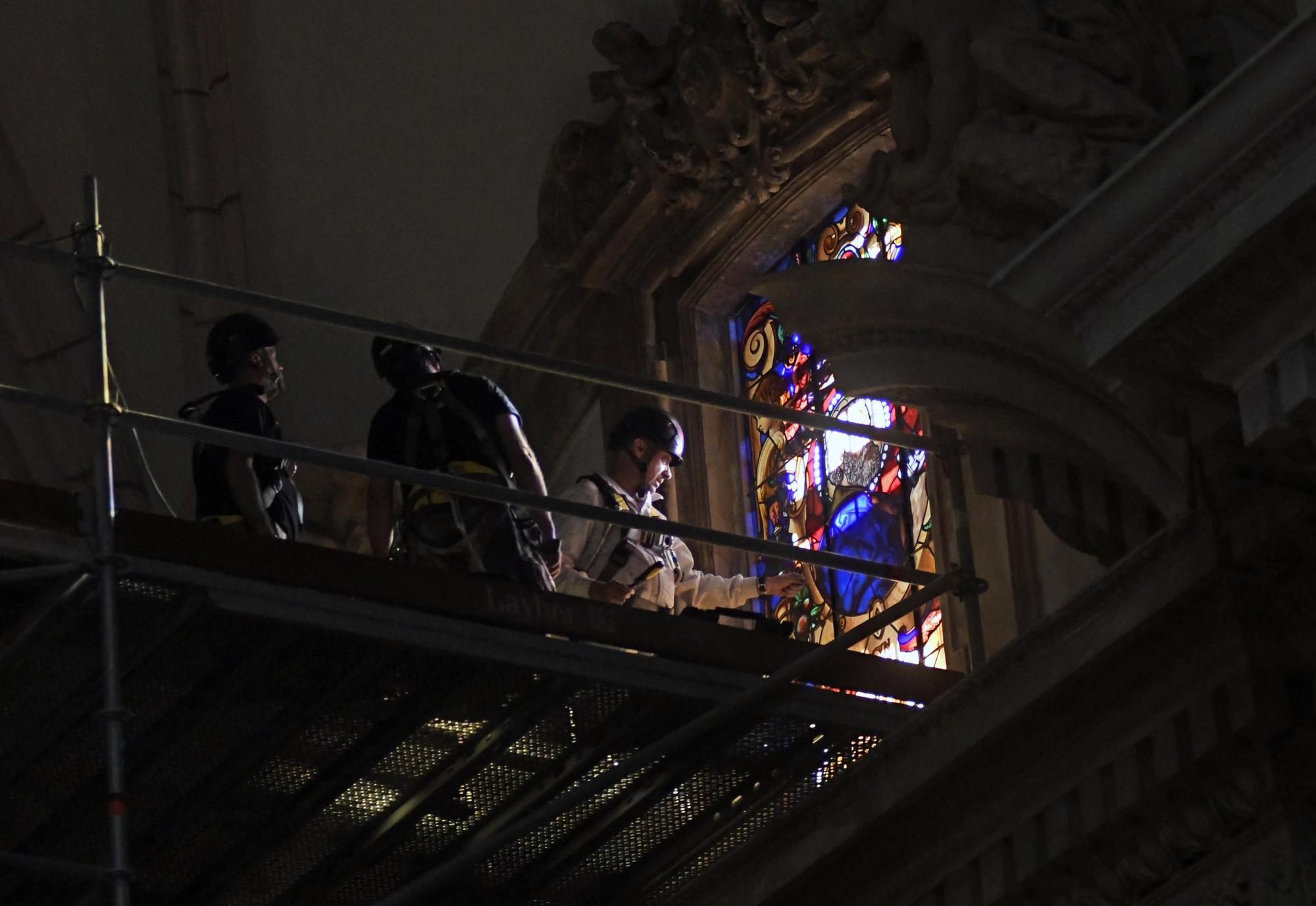 Así han instalado las vidrieras de San Pedro y San Pablo en la Catedral de Murcia