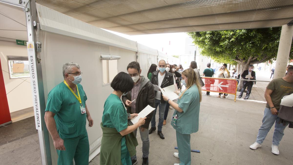 Vacunación de los últimos profesores de la provincia para recibir la primera dosis en el Hospital de Campaña de Alicante