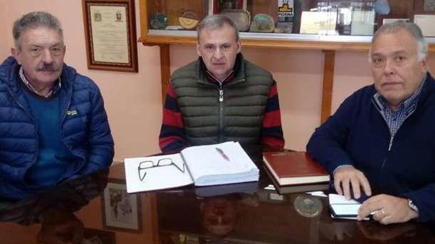 Emilio García Longo, en el centro, con representantes de la Asociación Picu Pienzu.