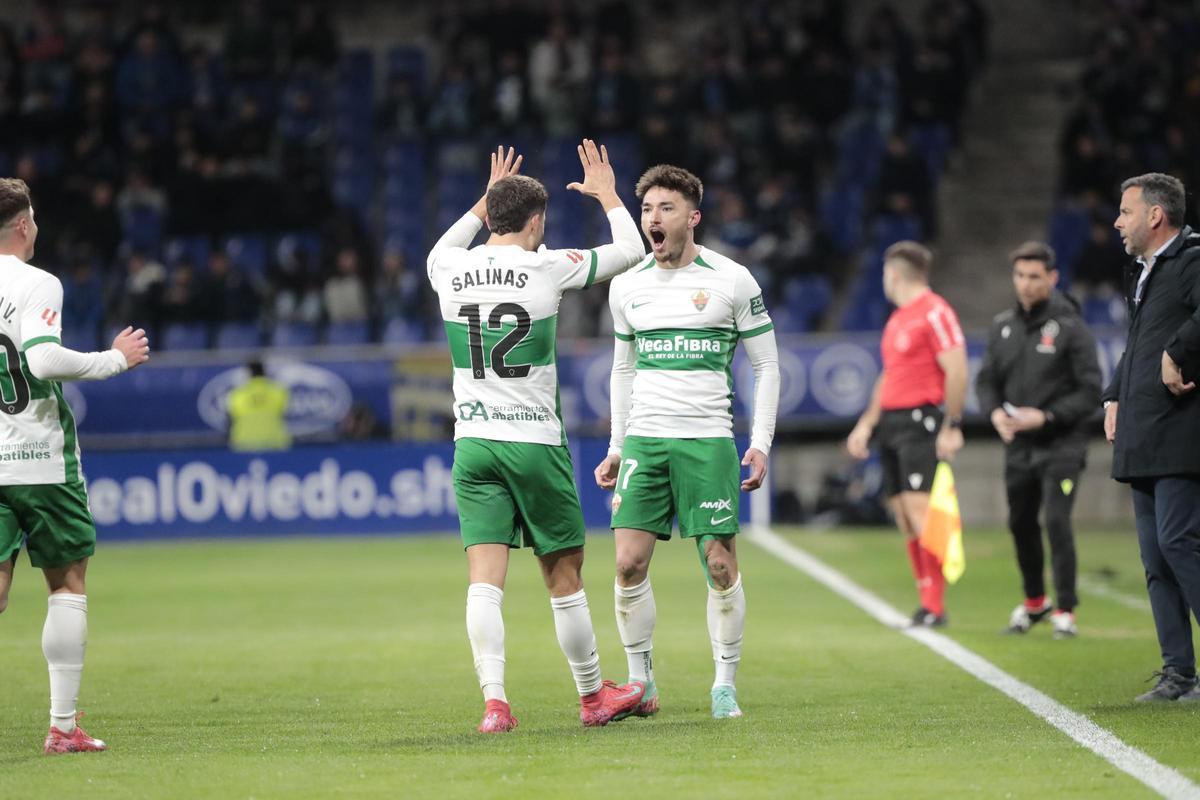 Josan y Salinas celebran el gol al Oviedo