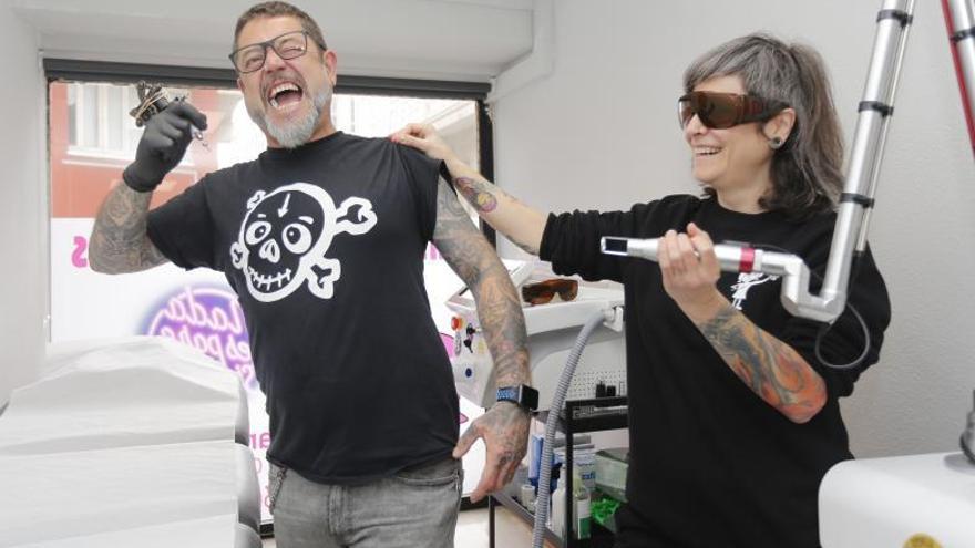 Dos hermanos y el ciclo de la tinta en A Coruña: él hace tatuajes y ella los elimina