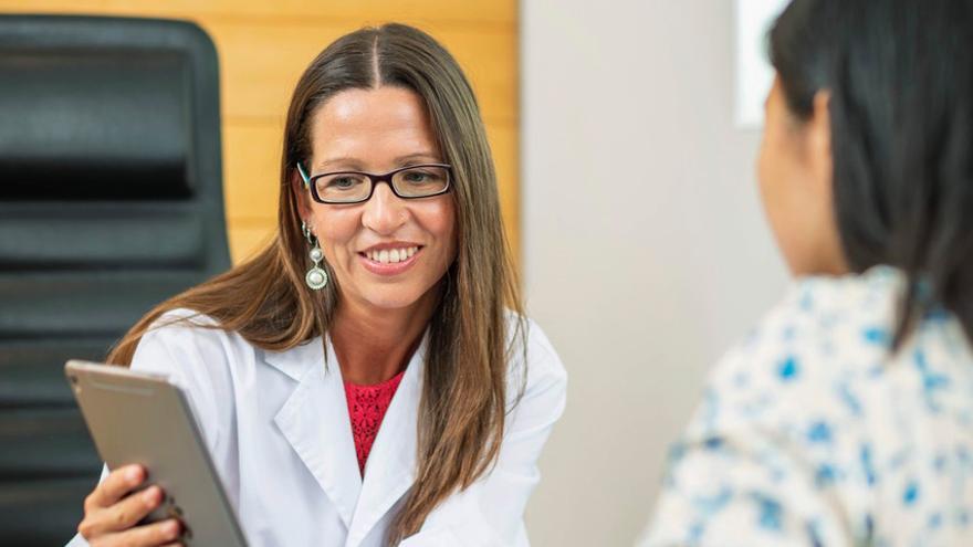 La doctora Varela, con una paciente en su consulta