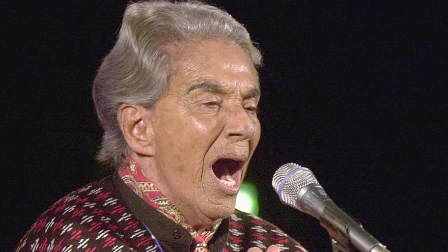 Chavela Vargas durante un concierto en Granada en 2004.