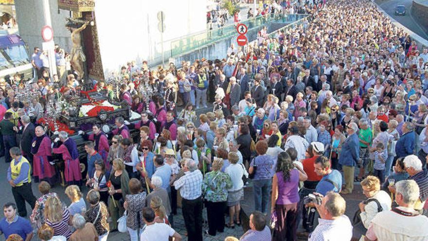 Un momento del recorrido de la masiva procesión del Cristo, a su paso por        la plaza de O Berbés.