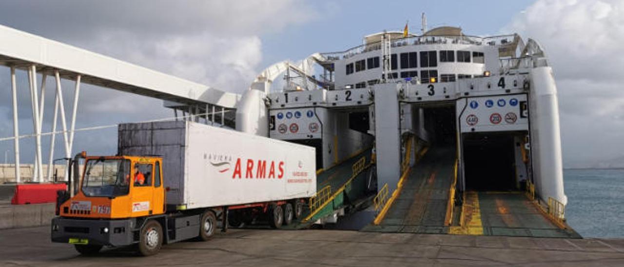 Naviera Armas Trasmediterránea ha transportado casi 2.500 camiones y 27.000 toneladas entre las Islas y desde la Península al Archipiélago durante el estado de alarma.