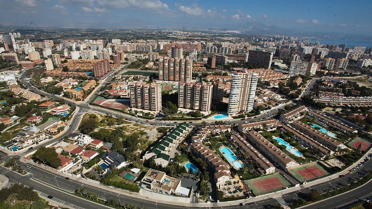 Vista aérea del entorno de la Albufereta, el Cabo de la Huerta y Playa de San Juan, en una imagen reciente.