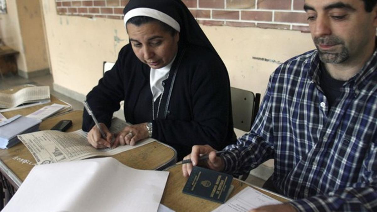 Una monja en una mesa electoral en Argentina.