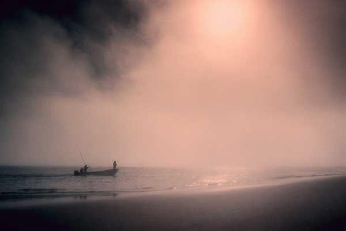Pescadores entre la niebla de la isla de Fatu Hiva.