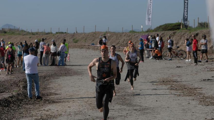 Bartomeu Crespi y Rania Eroussafi triunfan en el Triatlón Marina de las Salinas