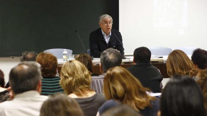 Florián Ferrero guía a los alumnos de la UNED por los santuarios de la provincia