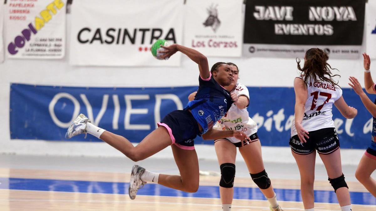 Lisa Chiagozie lanza durante un partido de la temporada pasada.