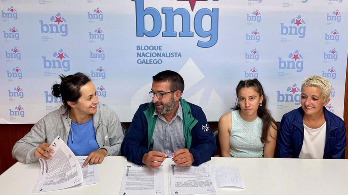 Francisco Vilariño, con compañeras del BNG en la sede de Lalín.