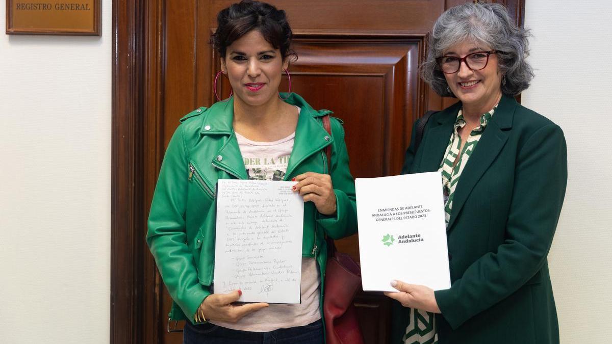 La líder de Adelante Andalucía, Teresa Rodríguez, y la candidata al Congreso por Cádiz, Pilar González.