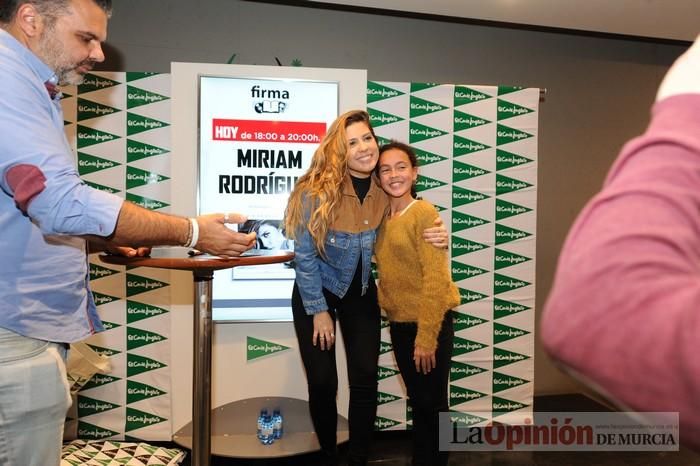 Miriam Rodríguez firma discos en El Corte Inglés