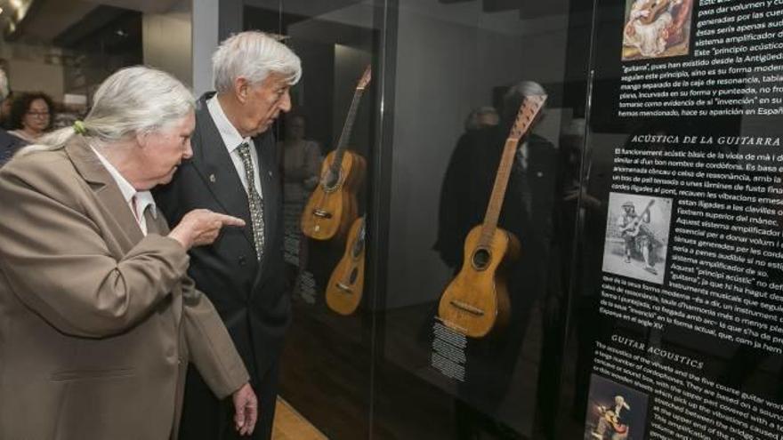 Un instante de la visita de ayer, a su paso por la exposición las guitarras españolas de la colección de Romanillos-Harris.