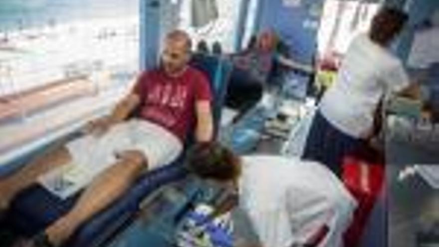 Voluntaris donant sang a l&#039;autobús del passeig del Mar de Blanes el dia de l&#039;atemptat.