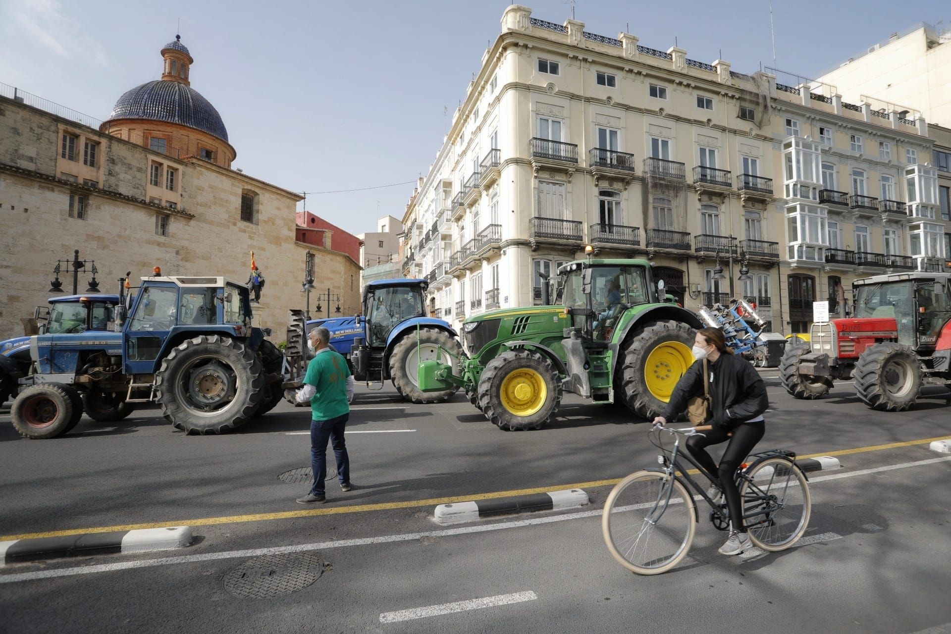 Tractorada de arroceros por el centro de València
