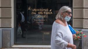 El paro subió en 355.000 personas en verano. En la foto, una tienda cerrada en Barcelona.