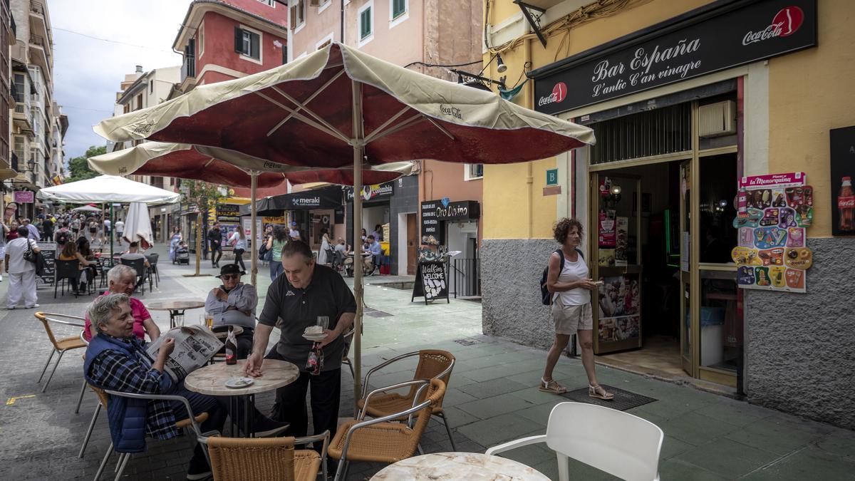 El bar España Ca'n Vinagre se suma a la prohibición de fumar en su terraza