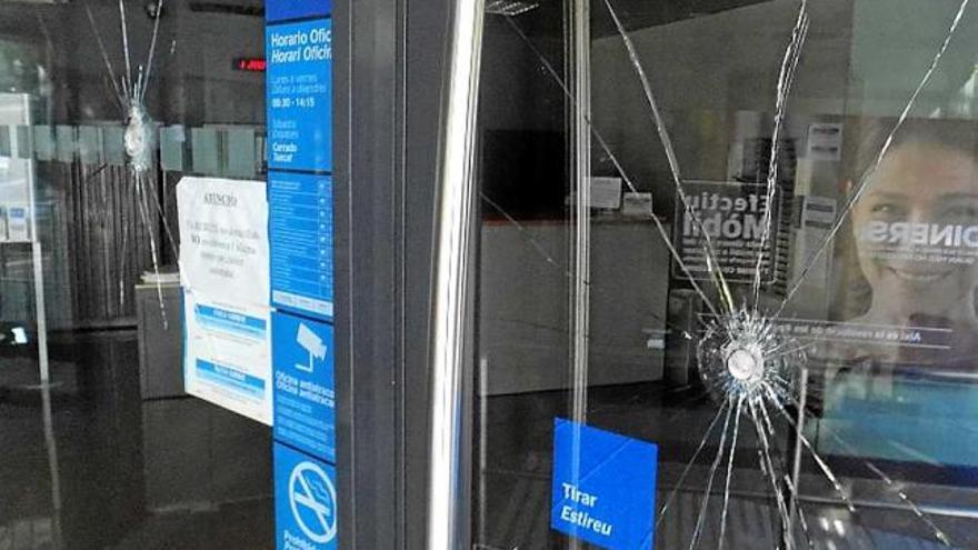 Causen destrosses en una seu de BBVA, a Manresa