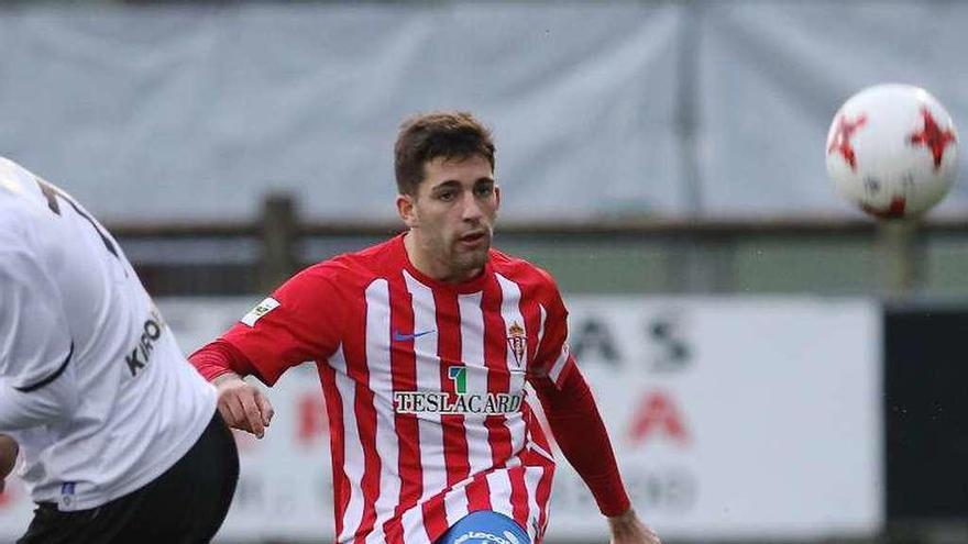 Ramón golpea el balón en el partido de ayer.