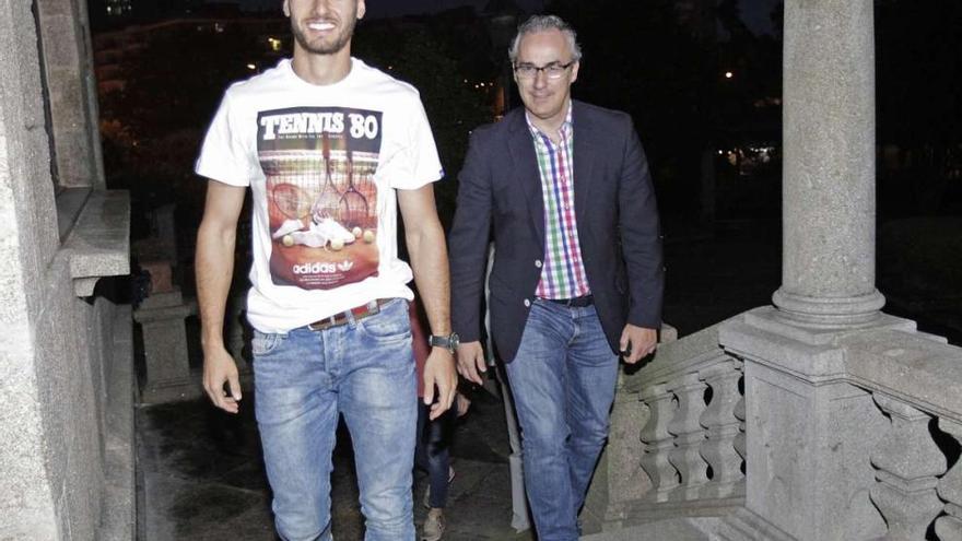 Sergi Gómez, acompañado de Miguel Torrecilla, director deportivo del Celta, ayer, al llegar a la sede de Plaza de España.