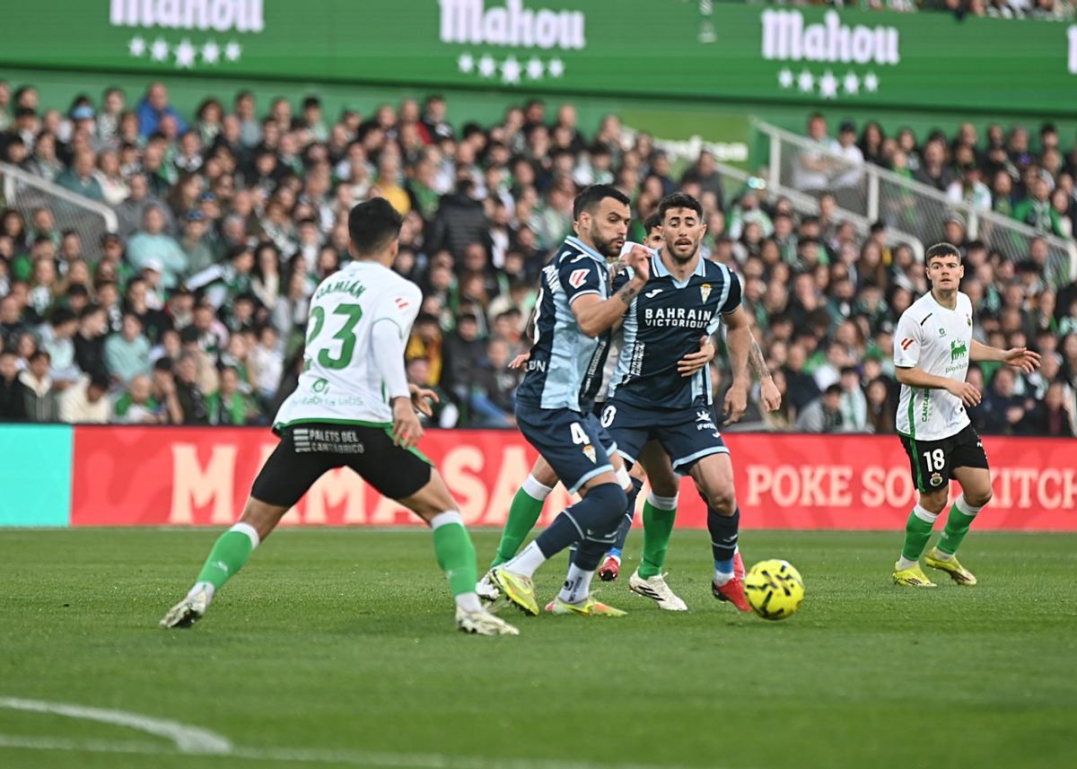 Lance del encuentro entre el Racing de Santander y el Córdoba CF en El Sardinero.