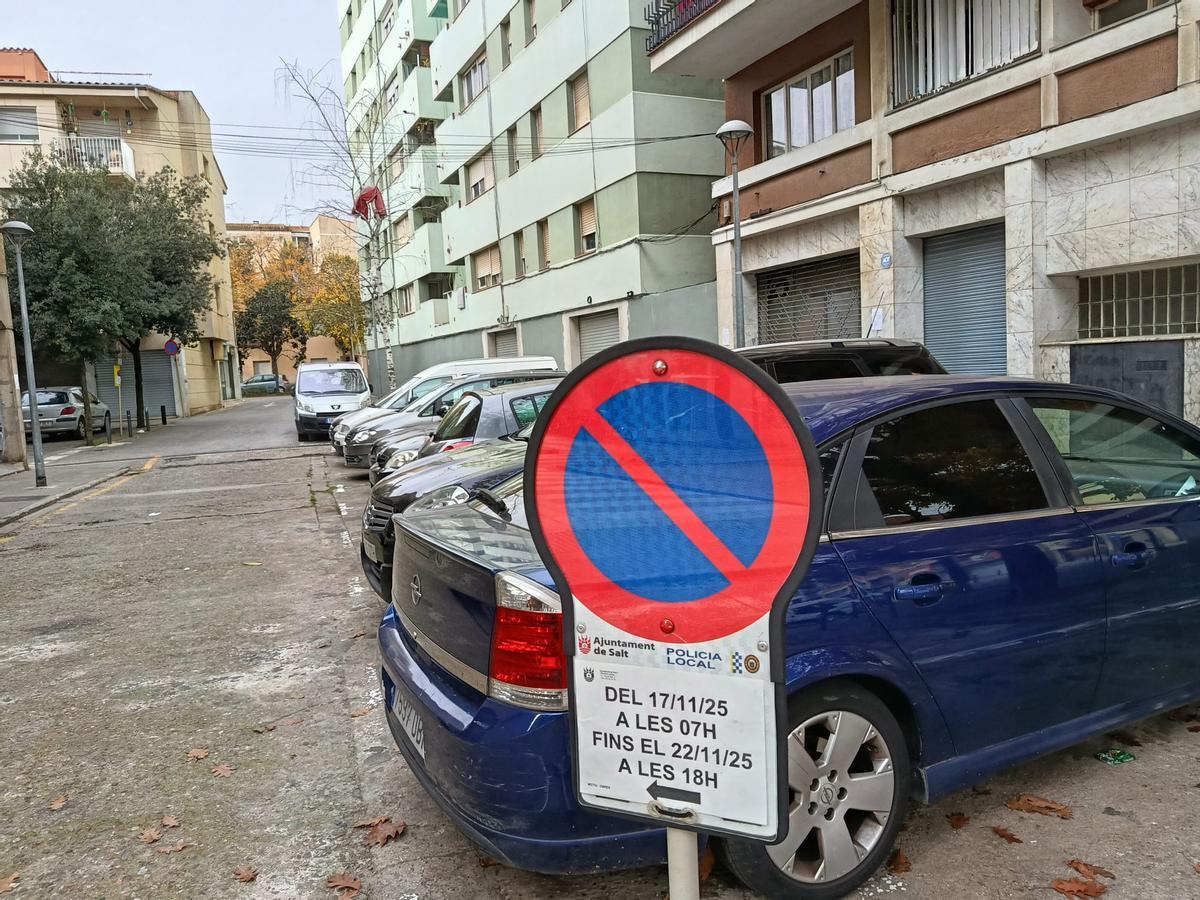 El cartell de prohibit aparcar per les obres.