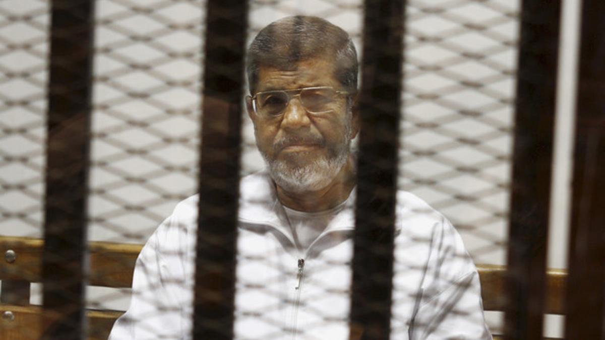 Imagen del expresidente Mohammed Mursi encarcelado tomada el 8 de mayo del 2014