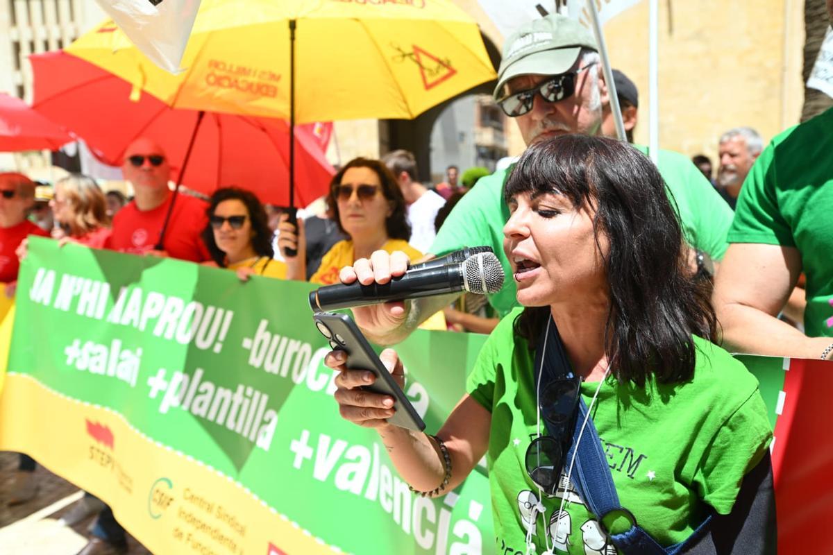 La manifestación de profesores por la huelga educativa llena las calles de Elche