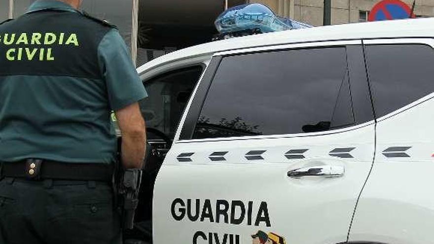 Traslado del detenido al juzgado de Marín. // Guardia Civil