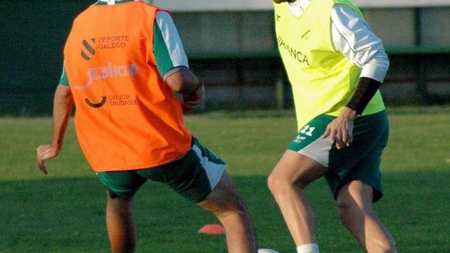 Mateo Míguez, durante el entrenamiento de ayer del Coruxo. // R.R.