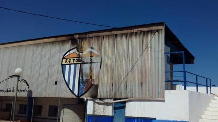 Un incendio afecta a una cabina y parte de la grada del estadio municipal