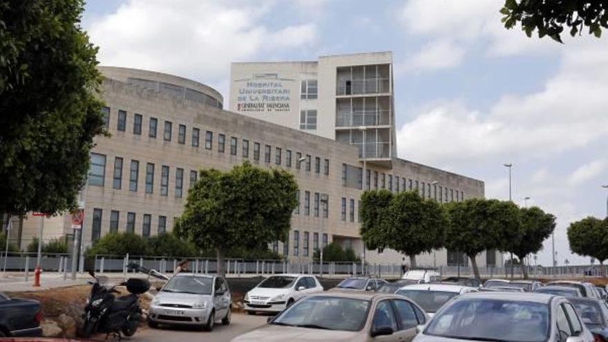 Fachada principal del hospital universitario de la Ribera, enclavado en Alzira.