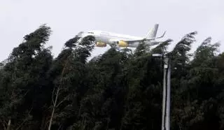 Las fuertes rachas de viento sacan a relucir la pericia de los pilotos para aterrizar en Lavacolla