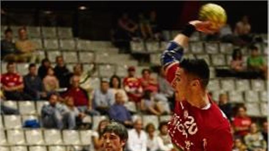 Eduard Nonó, atent a un llançament de l&#039;equip local.