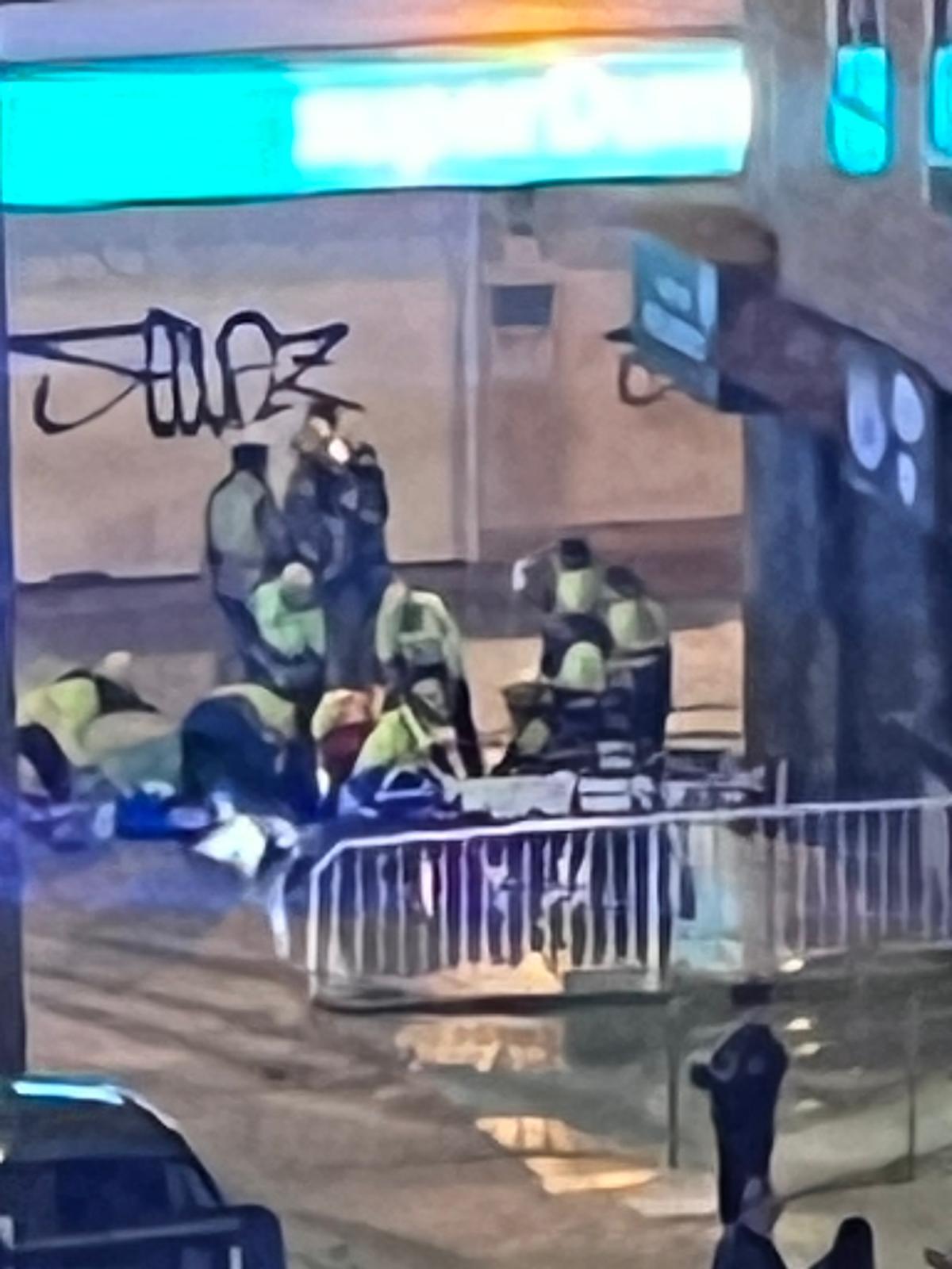 Los sanitarios atienden a una persona herida tras ser evacuada del edificio