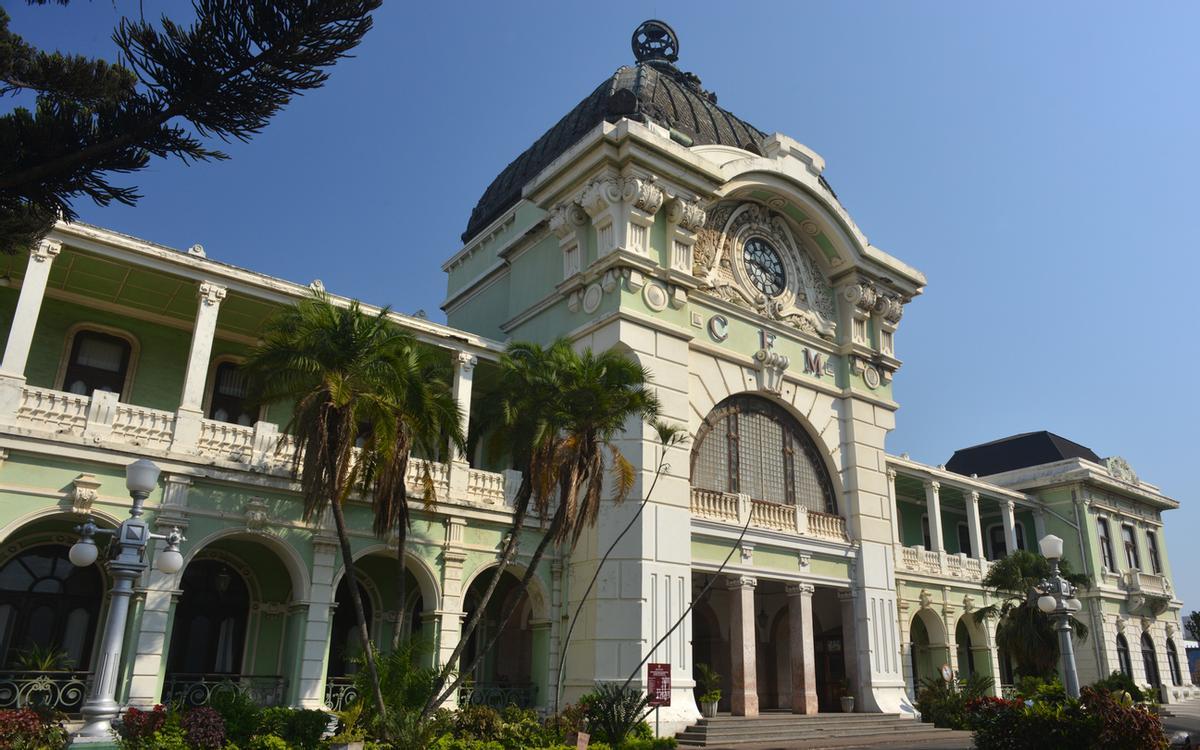 La Estación Central de Ferrocarriles de Maputo, en Mozambique, inaugurada oficialmente en 1910, es famosa por su diseño estilo Beaux-Arts, su fachada verde y sus cúpulas de hierro.