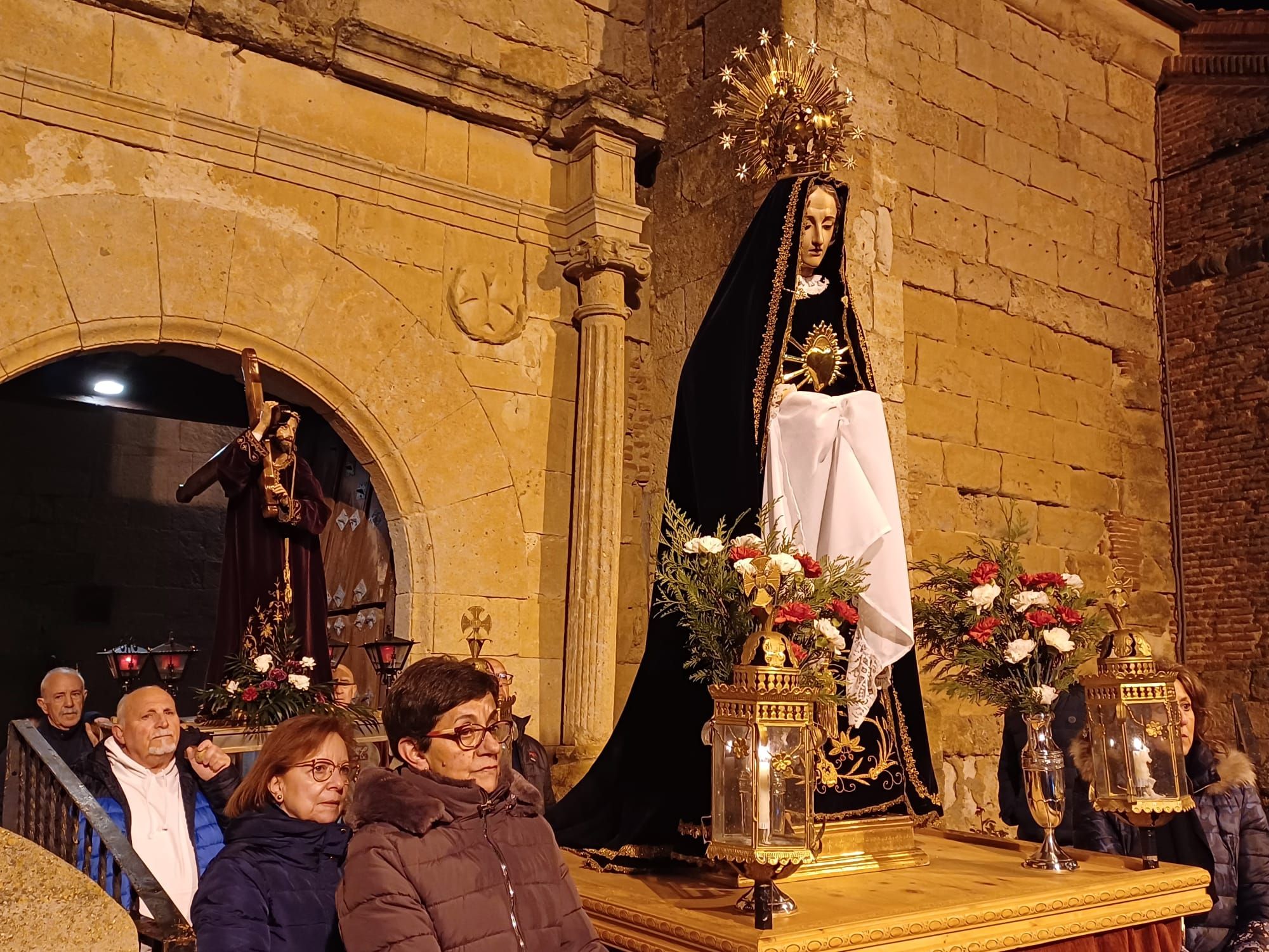 GALERÍA | Jesús Nazareno y la Virgen de los Dolores procesionan en Villaescusa