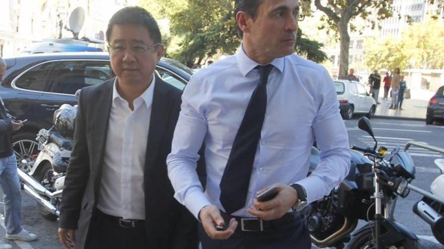 Salvo y Kim Koh, hoy en su visita a la futura tienda del Valencia CF en la plaza del Ayuntamiento.
Foto: F. Bustamante