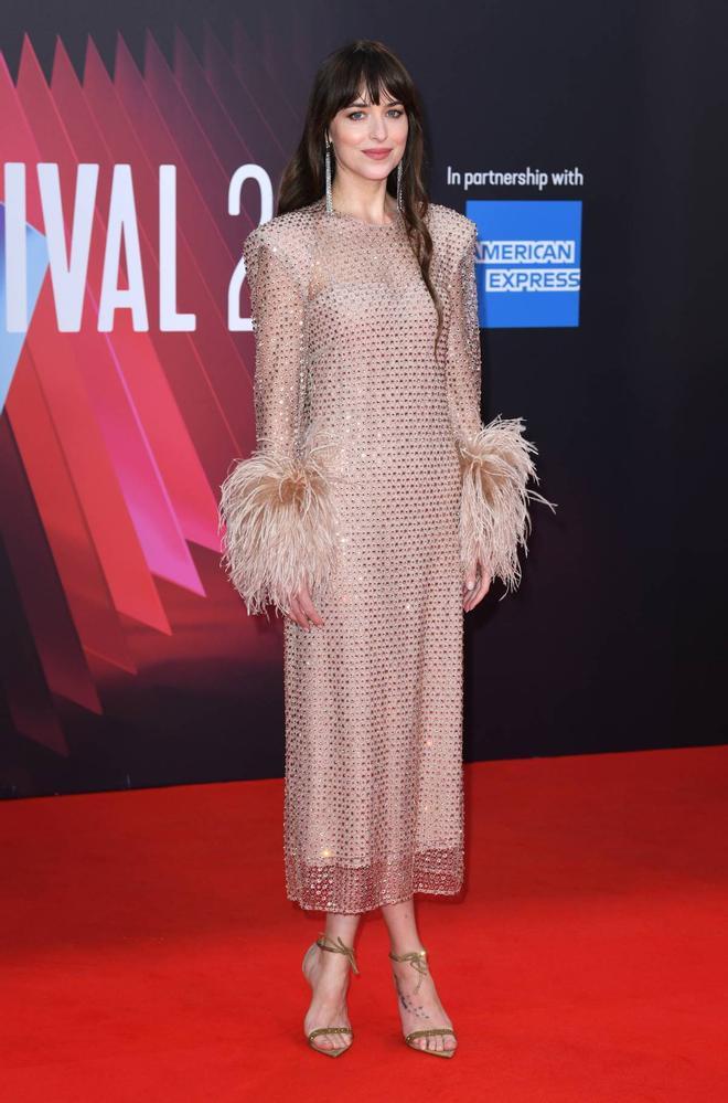 Dakota Johnson con vestido de plumas y brillos de Gucci en Londres